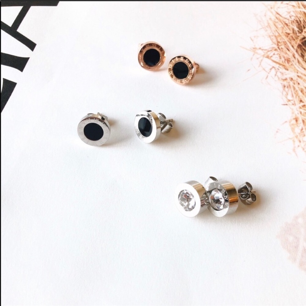 Geometric stud earrings - Picture 9 of 11